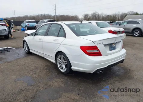 2013 Mercedes-Benz C 300 Sport 4Matic z USA, uszkodzony, nr VIN WDDGF8AB7DR256204